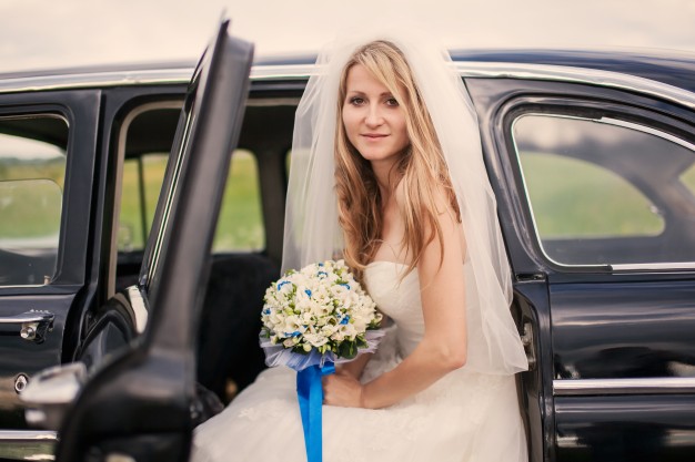 bride-getting-car_1157-59