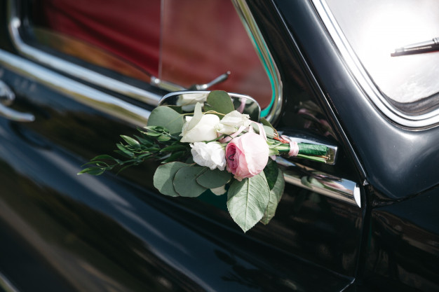 decor-wedding-car-with-flowers_8353-9617