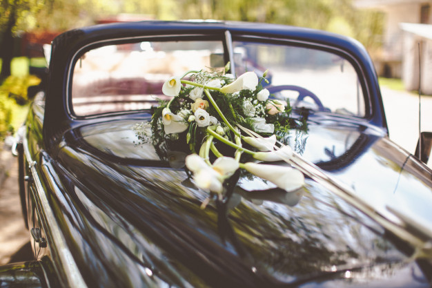 vintage-black-car-decorated-with-callas-wedding-trip_8353-32